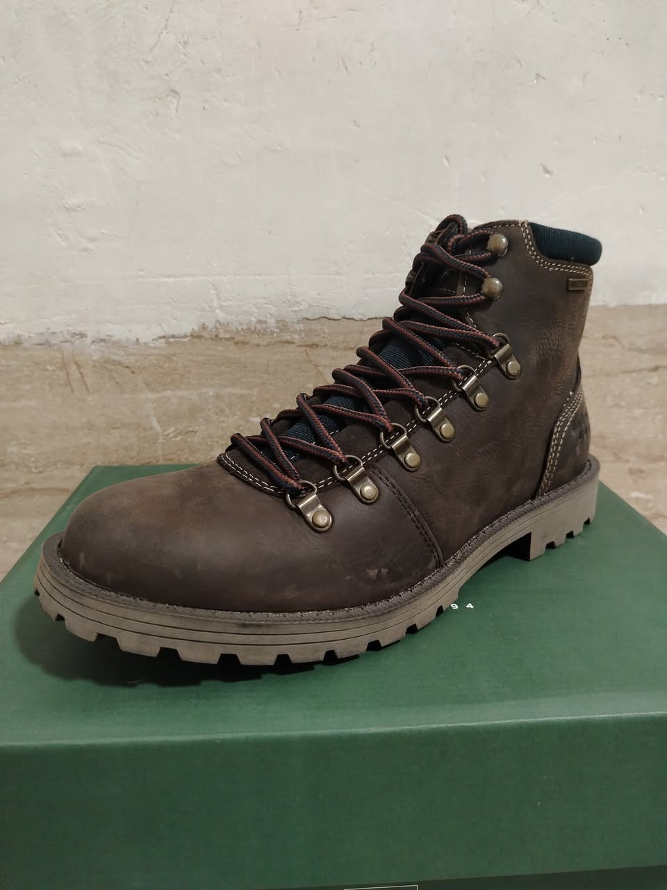 توفر بوت جوزي ماركه(Barbour) ماركه بريطانيه صناعه فيتنامي جلد طبيعة وتربروف ٣ طرقات حلقات حديد ضد التزحلق فول طبي شرط دبانه رجلك تغرق بي قطعه راقيه موجود كم قطعه سعره ٥٠ للتواصل واتساب ***********
