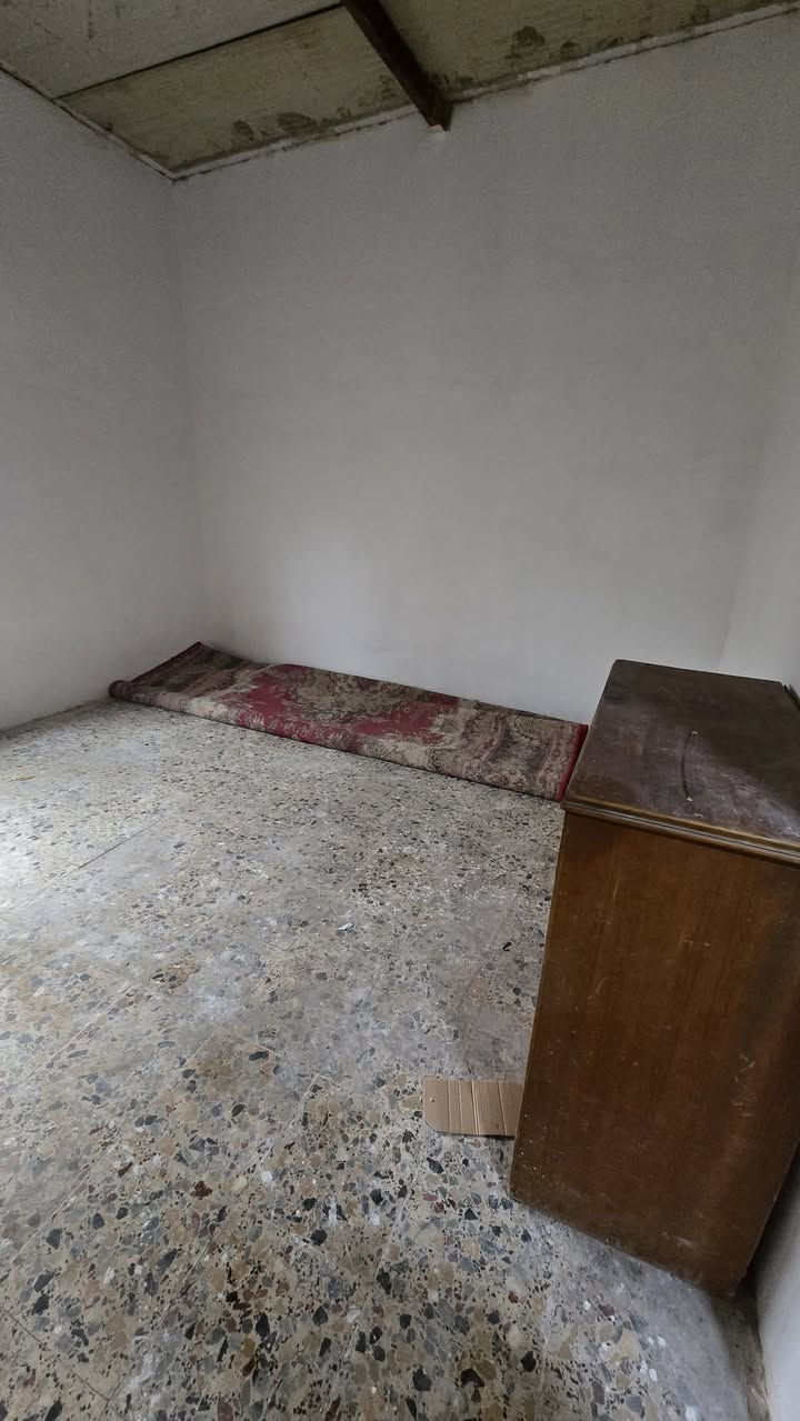 السلام عليكم بيت للأيجار السقف سندويج والارض كاشي غرفة و هول و حوش ومطبخ وحمام وحديقة وتواليت سعر الأيجار 200 الف العنوان البصرة ابي الخصيب محيلة شارع الوسطي متوفر  رقم الهاتف للتواصل
***********
