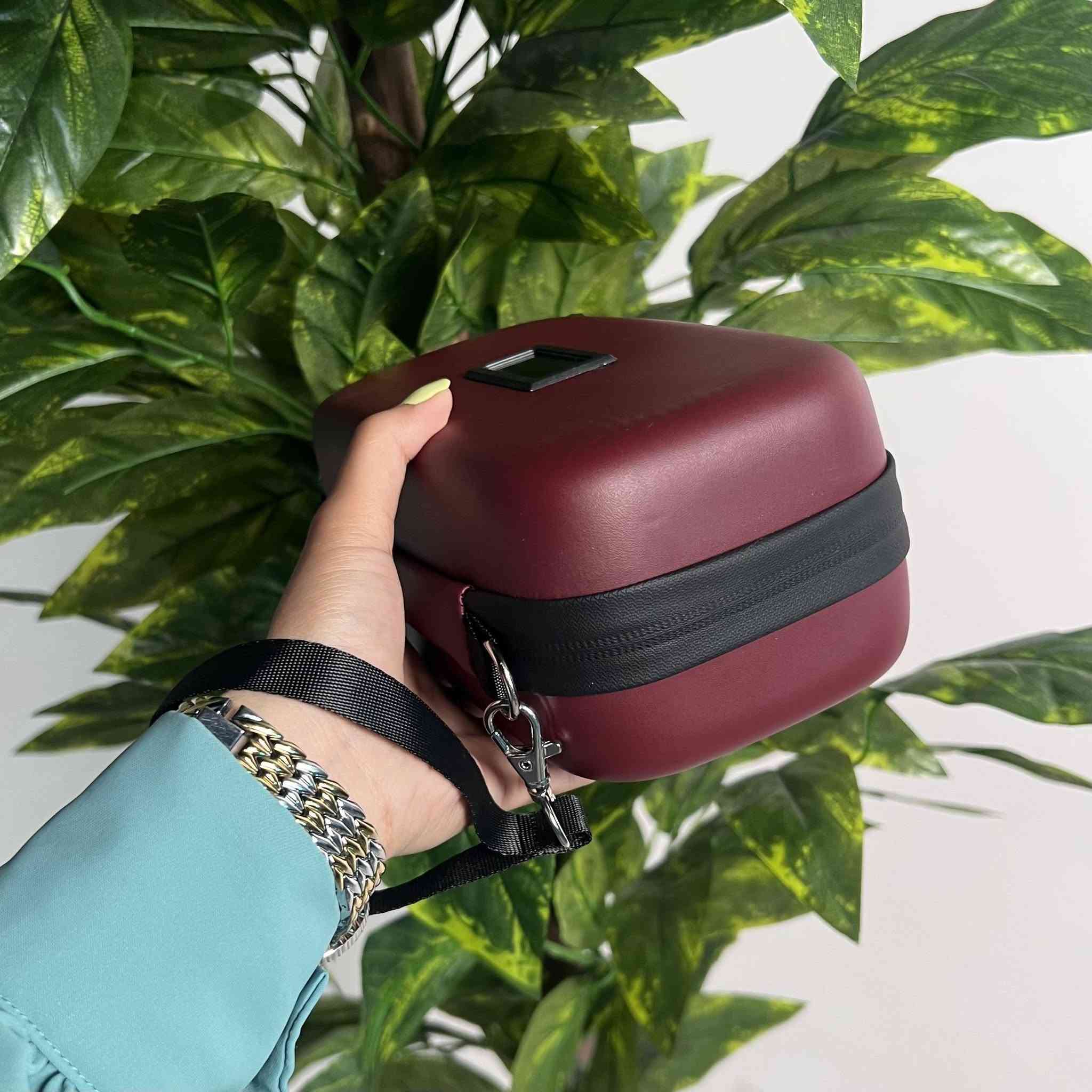 السعر (22000) دينار فقط
حافظة تبريد أقلام الإنسولين المحمولة KOUMO مع شاشة حرارة

• حافظة تبريد مخصصة لحمل وحفظ أقلام الإنسولين أثناء التنقل والسفر اليومي.

• تصميم مدمج بحجم مناسب للجيب أو الحقيبة اليدوية لسهولة الحمل.

• تحتوي على شاشة رقمية لعرض درجة الحرارة.

• مساحة داخلية مخصصة لقلم إنسولين واحد مع أماكن لتثبيت 5 رؤوس أقلام (Pen Tips) بواسطة أربطة مرنة.

• تتضمن مساحة لحفظ المناديل وبطاقة تعريف (ID Card).

• خامة قماشية ناعمة ومتينة مع سحابات عالية الجودة.

• العلامة التجارية: KOUMO
• نوع المنتج: حافظة تبريد أقلام الإنسولين المحمولة
• شاشة حرارة رقمية: نعم
• السعة: قلم إنسولين واحد + 5 رؤوس أقلام
• أماكن إضافية: مناديل + بطاقة تعريف
• التصميم: مناسب للجيب أو الحقيبة اليدوية
• مدة التبريد: 24 ساعة

#لكطة #توصيل_منزلي #توصيل_لكل_المحافظات #متوفر_الان #الدفع_عند_الاستلام #توصيل_بغداد_ومحافظات
#جهاز_انسولين #صحة


**إذا كنت صاحب هذا الإعلان وتريد حذفه لأي سبب، رجاءا أرسل رسالة إلى الدعم الفني**