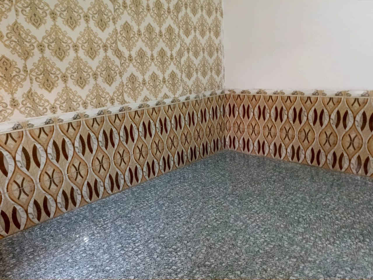 مكتب الصادق
السلام عليكم
بيت مساحة ١٠٠م مربع أرضي للإيجار 
يحتوي على غرفة نوم واستقبال ومطبخ معزول صالة صغيرة وكراج وخدمات 
المكان الشعب شارع الصحة العام مقابل جامع الحق 
السعر ٤٠٠ ألف 
*********** أبو عادل
