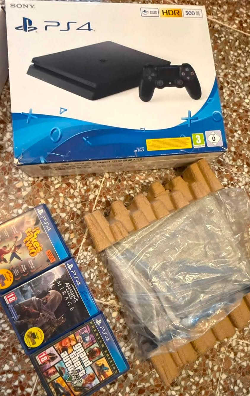 بلي فور سلم نظام 12.5 استخدام قليل للبيع كامل ملحقات بالكارتون مع 3اقراص وجوستك اضافي مع ups سعر 300


**إذا كنت صاحب هذا الإعلان وتريد حذفه لأي سبب، رجاءا أرسل رسالة إلى الدعم الفني**
