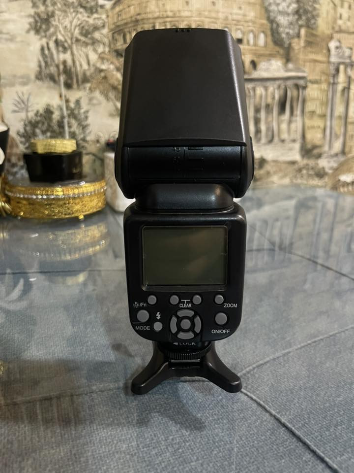 فلاش كامره جديد بل كارتون مامستعمل بس مرتين اشريته جديد السعر 100. ***********
