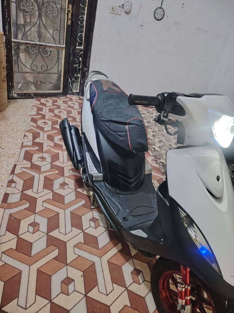 السلام عليكم دراجه ماكس عدله صارله شهر من نازله من الحاويه غراضه البلاد كله موجوده ويل بلادي دبل كدامي بدلادي كفر لون سمائي بلادي موجود وسواد كامل بلادي موجود المكان نجف كوفه سهله السعر 650 وبيه مجال قليل ومتوازي عليه كلش والمحرك 49 بلادي برغي واحد ما مفتوح *********** تواصل؟
