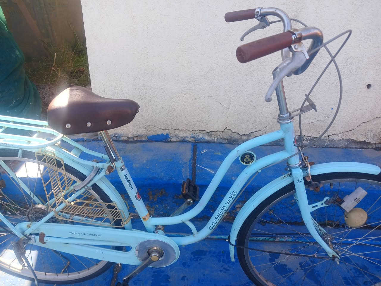 السلام عليكم عندي بايسكل بناتي حجم ٢٦ نظيف مابيه نقص اخو الجديد بشرط السعر 90 وبيه مجال قليل مكاني بغداد حي العامل ***********
