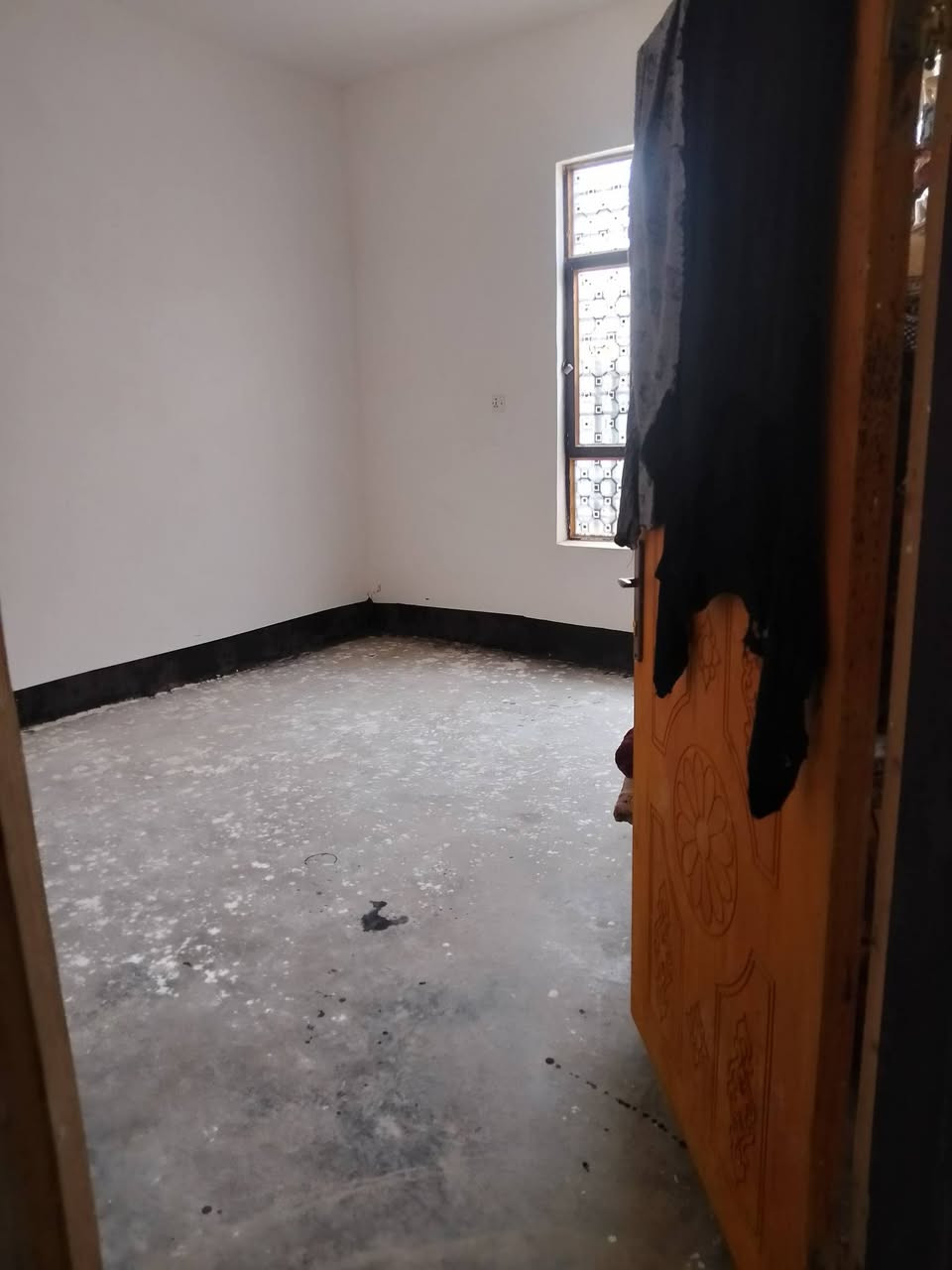السلام عليكم بيت للبيع مساحه خمسميه المكان ولدايه قرب جسر الفرنسي يم مدينه الالعاب. ***********
