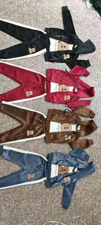 طقم قطيفة ٣ قطع • ١-٤ سنوات • توصيل السليمانية