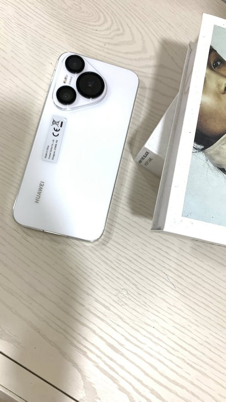 هاتف Huawei بيورا 70 العادي
لون أبيض أنيق وفخم 🤍
✨ المميزات:
📸 ثلاث كاميرات بدقة عالية – تصوير واضح ونهاري وليلي ممتاز
🔋 بطارية قوية تدوم طول اليوم
⚡ أداء سريع وسلس بالتطبيقات والألعاب
📱 شاشة كبيرة وواضحة بألوان جميلة
💾 مساحة تخزين ممتازة
🎨 تصميم راقي وخفيف باليد

💯 الجهاز نظيف جداً وحالته ممتازة
💵 السعر: 500 ألف فقط 
العنوان بغداد الشرطة الخامسة


**إذا كنت صاحب هذا الإعلان وتريد حذفه لأي سبب، رجاءا أرسل رسالة إلى الدعم الفني**