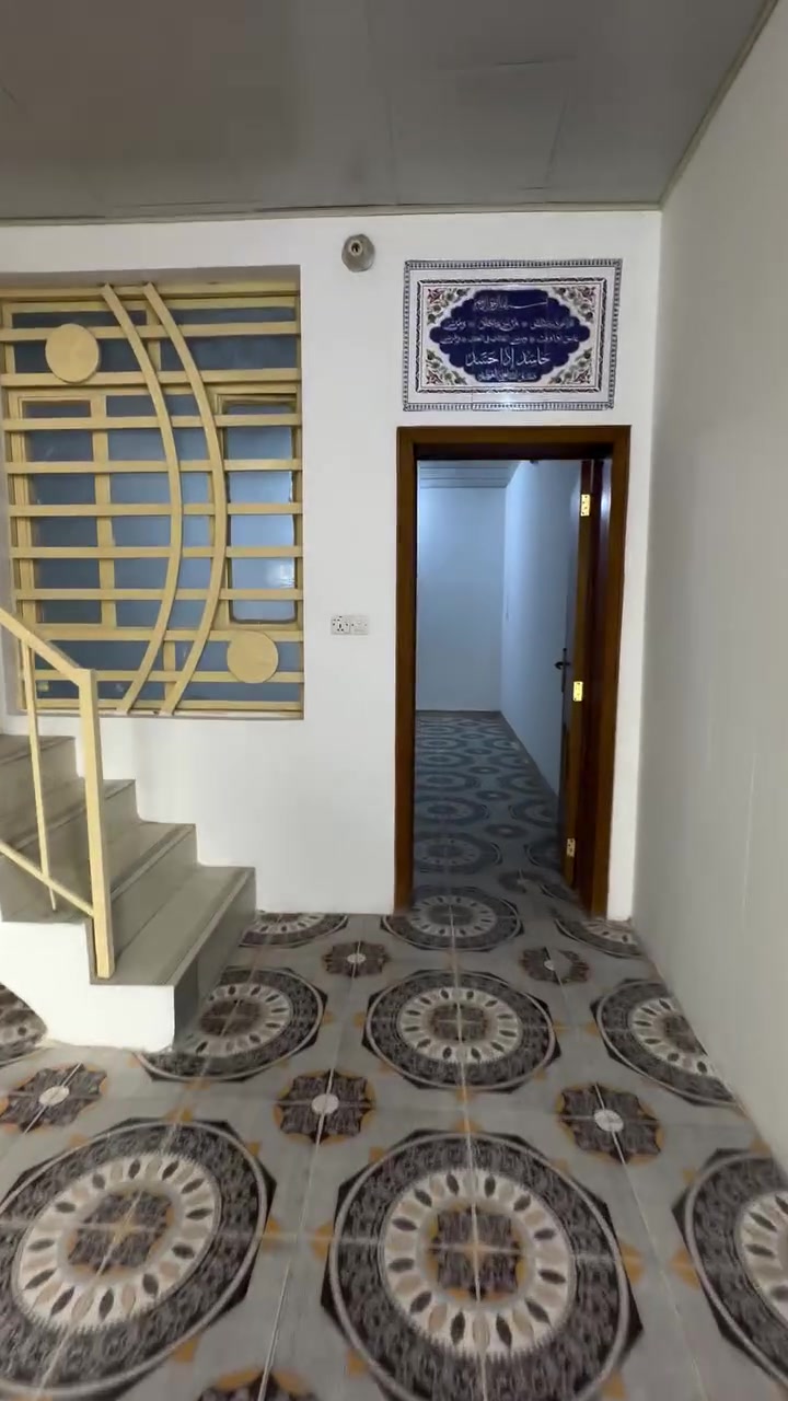 السلام عليكم.. بيت ٥٠ م مناسب بالمعملجي خلف مدارس العميد بالفرع المجاور لمستشفى وارث بناء طابوق صب وسيراميك وخدمات بصف التبليط اقرار باسم المشتري *********** السعر ٥٥ قابل للتفاوض
