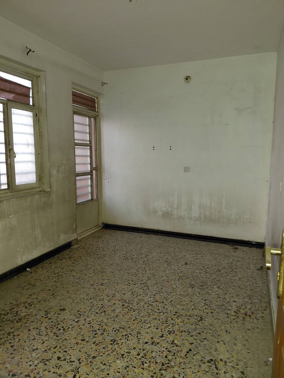 الإيجار شقه الشعب حي تجار 
م١٠٠ 
٢نوم وصاله ومطبخ 
الاستفسار إتصال مكتب العهد العقار 
***********
***********
