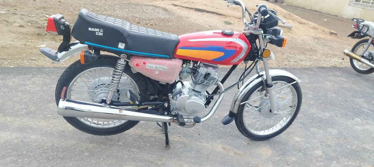 السلام عليكم دراجة للبيع نامه الاصلي شلامجه موديل 26 اوراق سكنر دراجة مكفوله كفاله عامه دراجة نضيفه وماماشيه المكان صدر المجر الشراي اتصل ودلل  ***********
