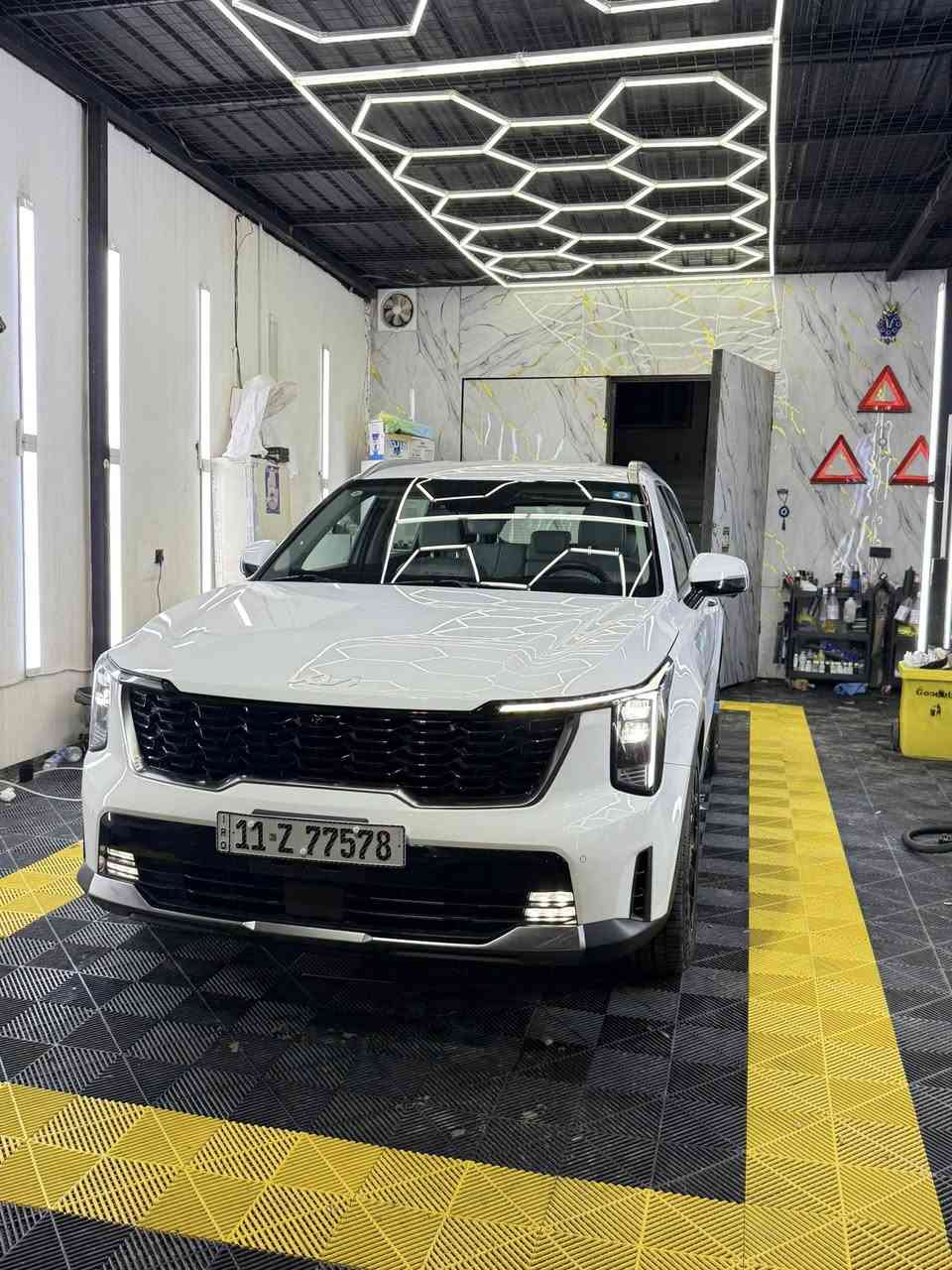 سورينتو 2025  لون ابيض رقم بغداد 6 سلندر  سبعة راكب مكفولة 
الارضية مغلفة جلد و الكشنات جلد 
كشنات كهرباء 
مرايا شفط. 
اشارات بالمرايا
اربع كاميرات محيطية 
حساسات محيطية امامي و خلفي و جانبي 
حساسات اطارات  
ويل 20 
الجنطه شفط كهرباء 
الگير ماوس
رادار و وقوف ذاتي 
بردات خلفية بلادية 
تحكم كامل بالسيارة عن طريق الريمنوت ( تقديم و ترجيع السيارة 
عن طريق الريموت. ) 
اربع بصمات ( تشغيل وابواب و جنطة ) 
داتا شو 
كاميرات نقطة عمياء في الدشبول تفتح مع الاشارة  
بارد كلش كلش صغيرون بالجاملغ الخلفي يم البگ لايت و الباقي مكفول 
ماشية 23  الف  
مكان السيارة الديوانية.  
***********
