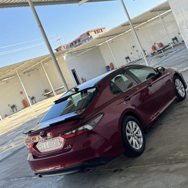 للبيع : تويوتا كامري 2021 هايبرد 
اللون :- ماروني
المسافه المقطوعه : 45 ميل  
عدد المقاعد :- 5 مقاعد 
مواصفات السيارة :- LE Hybrid 
شاشه كبيره نفكيشن
وَيْل 18 
-بصمة تشغيل  
- مقاعد مخمل
- شاشة لمس
-كامرة خلفية 
- بلوتوث 
- اي بي اس                                                            
- تحكم ستيرن كامل
- مانع تصادم 
-  اضوية LED
-رادار امامي 
- مثبت سرعة 
- نظام EV mode +نظام Sport mode
- نظام توفير الوقود ECO
- نظام النقطة العمياء
- نظام تحديد المسار
- مانع انزلاق
- شاحن هاتف لاسلكي
- هاند بريك بصمه 
(حادثها بنيد سطحي )

كفالة شواصي و الغود وبدون ايرباك 
صور الضرر مرفقة

 سعرها :178
مكاني بغداد السيدية
للاستفسار ***********
