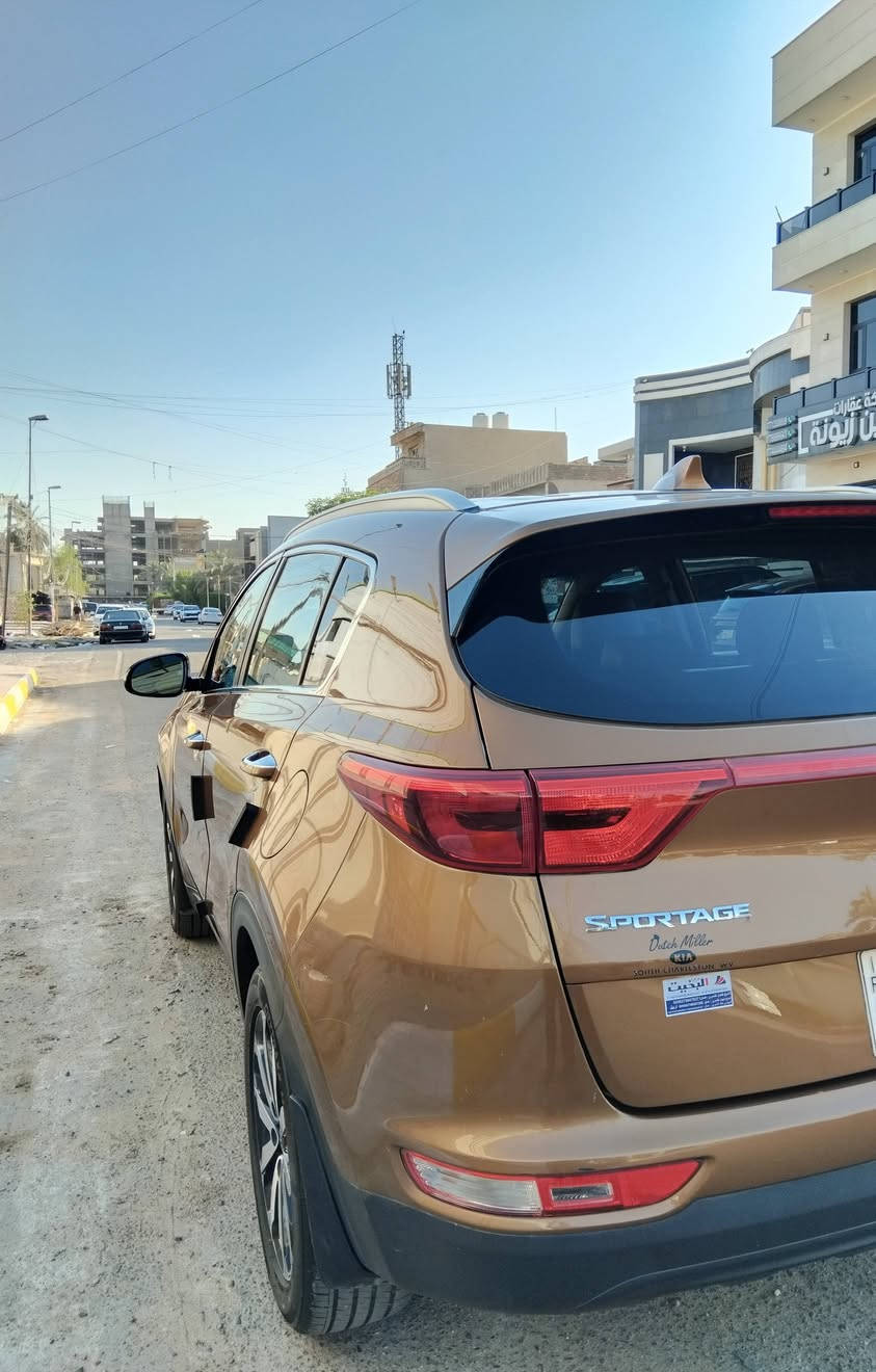 السلام عليكم للبيع سبورتج موديل 18 فول عده الفتحه تبريد قطعتين محرك 2000 السياره حادثها جاملغ أمامي بدون دواخل والباقي مكفول ماشيه 76 حقيقي محرك كير تبريد تدفئة صدر أمامي اوخلفي جديد تخم تاير رقم بغداد مشروع وطني تحويل مباشر السعر 128 السعر امناسب جدآ للإستفسار *********** مكان السياره بغداد
