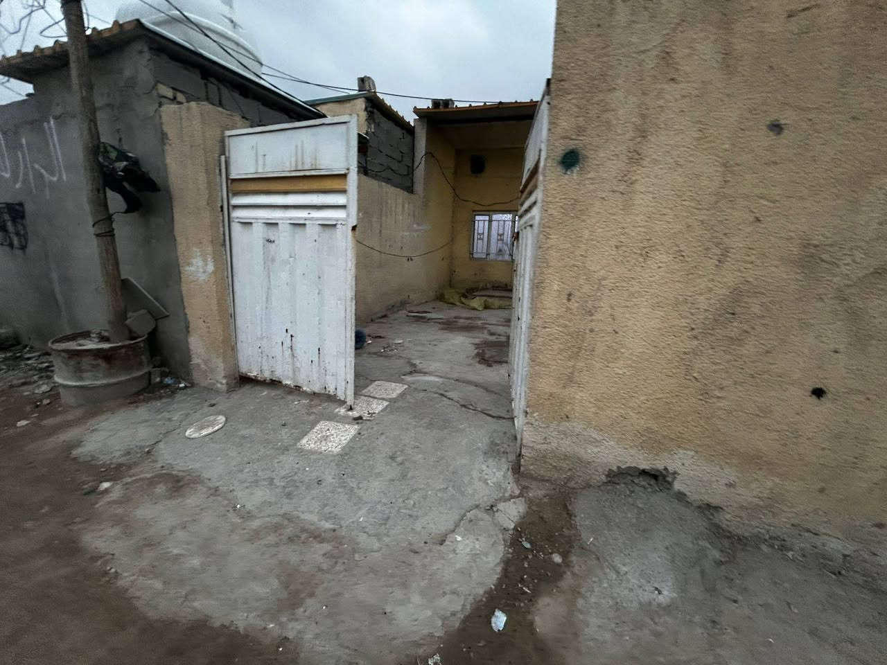 بيت للبيع تجاوز قرب الشبكه الكهرباء

مساحته 200 متر مربع بنا كامل طابق واحد

السعر 25 وبي مجال بسيط للتواصل خاص او واتس ***********
