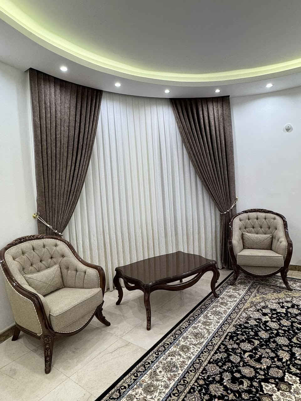 بيت 200 متر حي السلام خلف التجاري
المكان موقعه جداً مميز 
بناء سنة 2021 مرمر 
خلف التجاري مال شارع كراج بغداد 
طابقين 4 غرف نوم 
رقم العقار 79119
***********
