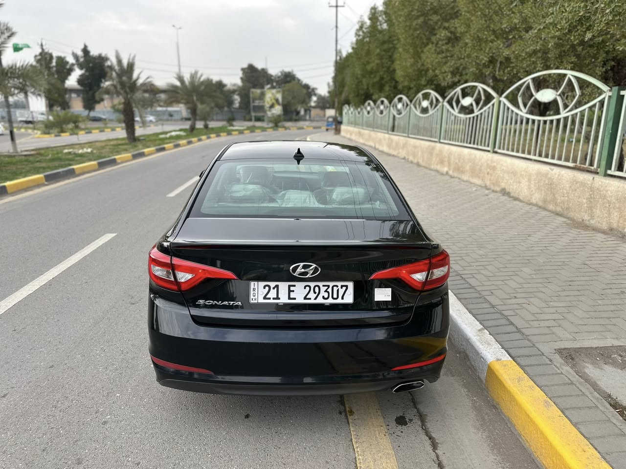سوناتا  موديل 16 رقمها سلميانيه باسمي
حادثها مال امريكا تاير امامي جهه صدر وهنا بلعراق صار بيها طخات تقريبا خمس قطع ابيع حزام كفاله لغد شاصي حوض مكينه 2400 
تحكمات استين جهتين 
اشاير بالمري 
شاشه + كامره خلفيه 
مثبت سرعه  + eco drive 
منظومه (ناصي+عالي+بلوجكتور)
تبريد ثلج 
السياره كامله مابيه نقص برغي
صدر جديد امامي خلفي رقم بغداد 
عنواني الكرخ
***********
