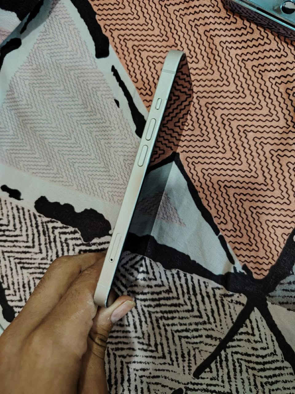 السلام عليكم متاح  ايفون 13 عادي صال شهر من خلص ضمانه كامل ملحقات نضيف كدامك الصور للتفاصيل اكثر ***********
