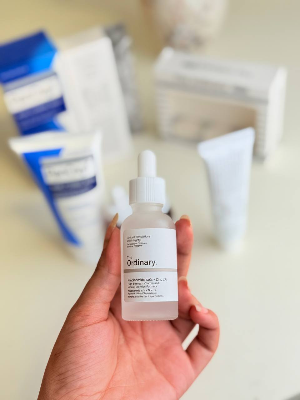 عرض التصفيه  والنظارة والترطيب🔥

 غسول رغوي للوجه والجسم لعلاج حب الشباب، يحتوي على 10% بنزويل بيروكسيد، وهو مصمم لتنظيف البشرة وعلاج حب الشباب الموجود ومنع ظهور حبوب جديدة. 
Dr. Althea 345 Relief Cream: كريم مرطب ومهدئ مصمم لإصلاح حاجز البشرة، ويحتوي على مكونات مثل النياسيناميد والبانثينول ومستخلص الصبار لتهدئة وترطيب وتقليل الشوائب. 
The Ordinary AHA 30% + BHA 2% Peeling Solution: محلول تقشير يحتوي على أحماض ألفا هيدروكسي (AHA) وبيتا هيدروكسي (BHA) لتقشير البشرة وتحسين ملمسها ومظهرها. 
The Ordinary Niacinamide 10% + Zinc 1%: سيروم يحتوي على النياسيناميد والزنك، ويُستخدم لتقليل ظهور المسام والتحكم في إفراز الزيوت وتقليل الالتهاب. 
The Ordinary Caffeine Solution 5% + EGCG: سيروم يحتوي على الكافيين و EGCG (مضاد للأكسدة)، ويُستخدم لتقليل ظهور الهالات السوداء والانتفاخ حول العينين.


**إذا كنت صاحب هذا الإعلان وتريد حذفه لأي سبب، رجاءا أرسل رسالة إلى الدعم الفني**