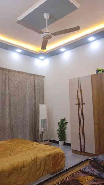 السلام عليكم الغوالي .. 
#زراعي_زراعي_مشمول_في_التطويب_مرقم

 بيت للبيع في حي الأمين الاول شارع التنانير مقابل مدرسة الصادق الامين الابتدائية ١٠٠م واجه ٨م ونزال ١٣م
فول الفول 
طابقين الاول مطبخ حار بارد براني غرفة نوم وصاله وصحيات داخليه وخارجيه
الطابق الثاني غرفتين سويت وصاله وسطحين
السعر بلاش #ب75 مع المجال 
للتواصل 
*********** علي تاميم ☎️
