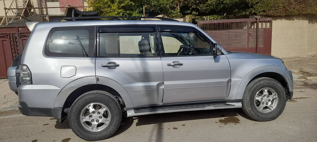 السلام عليكم  باجيرو للبيع ٢٠٠٨ بدون صبغ بيها طخة بالجاملغ ليمنى و اكع على البنيد والجاملغ نقاط  ما اعرف شنو كير مكينة تمام والسيارة جاهزة مكاني البلديات *********** واتس بغداد, العراق
