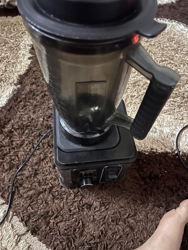 خلاط عصائر شغال أي عطل ما أبيه فقط اليدمفطورة منجوة الخلاط نظيف وسعره مناسب سعرها خلاط 20وبي مجال للطيبين استفسار الاتصال ***********
