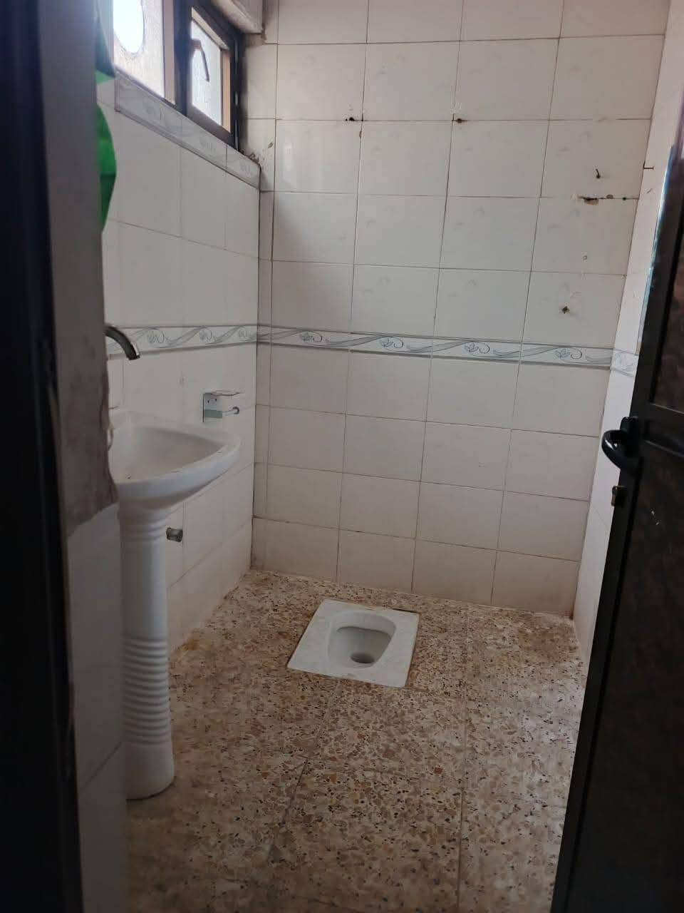 للايجار شقق طابق ثاني الشعب التجار الأولى قرب اعداديه بلقيس بيه ٢نوم وصاله وخدمات الإيجار ٣٥٠ للاستفسار ***********
