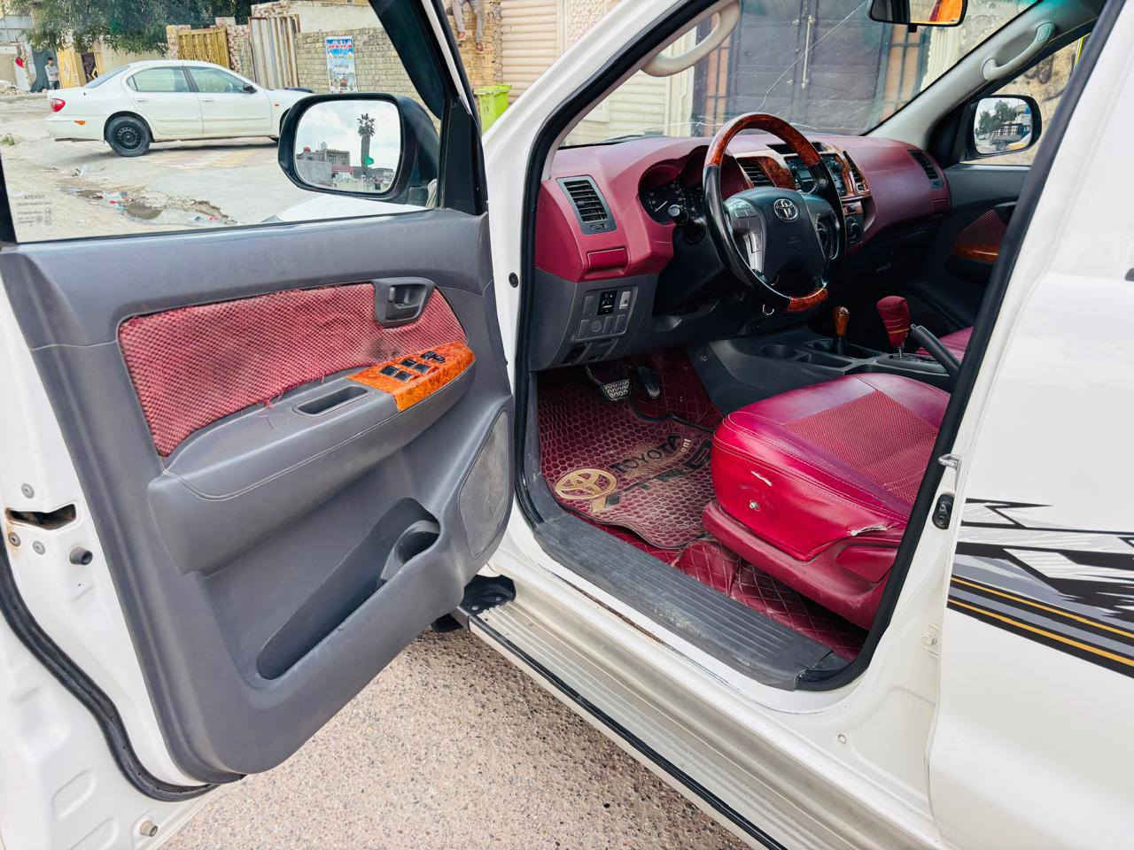 السلام عليكم مكلف بالنشر
تيوتا هايلوكس 2013 
كويتي فول 
مكينة 2700 مال 2015 حاوية
مواصفات
تحكم ستيرن جهتين 
داخل صاج بلادي
 فور ويل 
اشاير بالمري 
حساسات خلفية 
هوك خلفي 
عبوة دبل فيت بم 
السعر 215 وبيها مجال 
للاستفسار 
‭0770 292 8015‬
‭0778 353 5614
