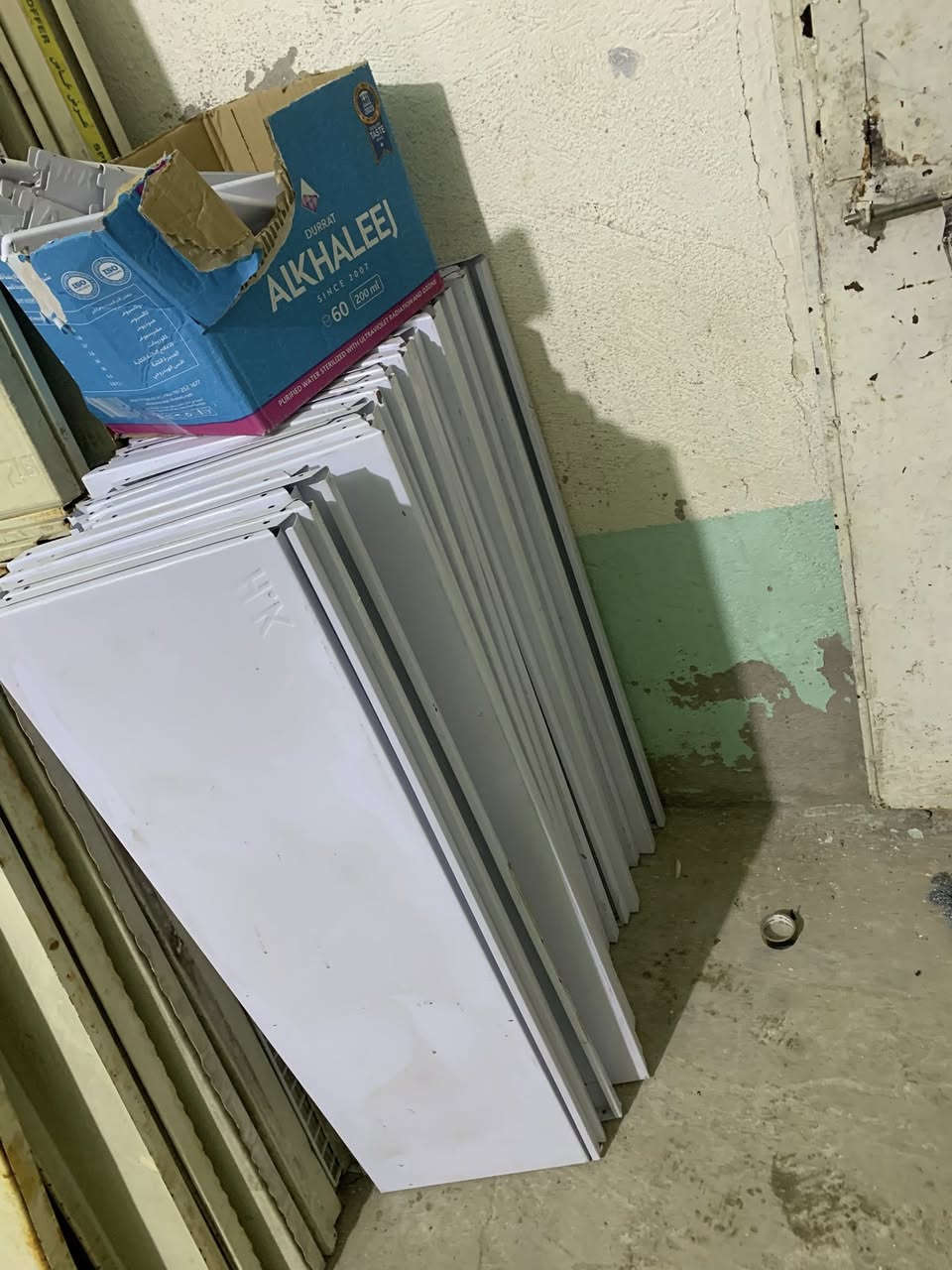 للبيع رفوف تجهيز محلات الاتصال *********** وتساب العماره حي الحسين الجديد مقابيل السوك الاخضر شارع ابو شاكر
