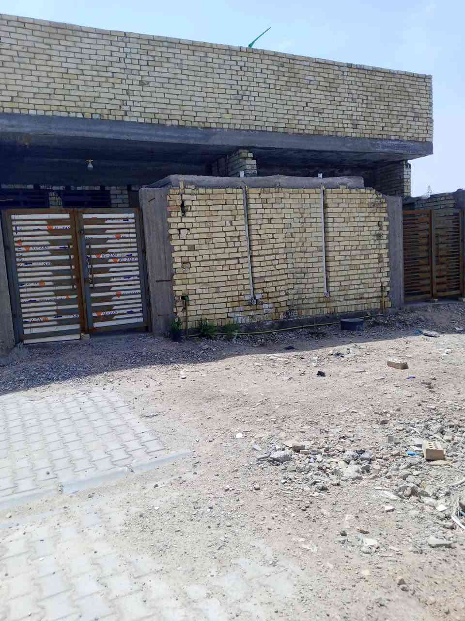 بيتين مساحة كل بيت 100 متر واجهة 5 ونزال 20 لكل بيت حوش استقبال صاله مطبخ ترك مطبخ حار حمام داخلي وخارجي غرفة نوم بيتونة مع مخزن سطحين لكل بيت نقص الدار بياض كاشي سيراميك فقط عرض الفرع 8 متر كامل خدمات ماء مجاري كهرباء مقرنص تبليط بصف البزل طابو زراعي سند 25 منطقة الشعب الغرير موبايل *********** خاص او واتساب
