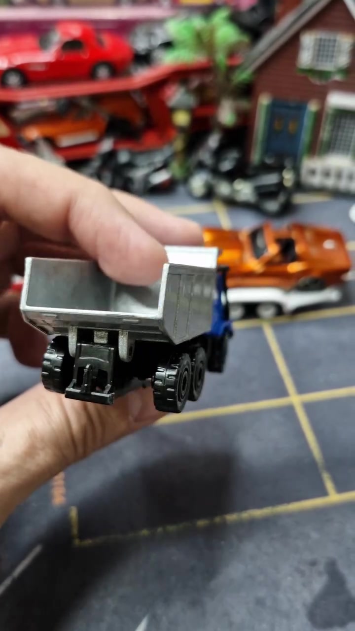 Mercedes Benz Zetros  Dump Truck Dark Blue 
Majorette 
Scale 1/87
For more details please DM me


**إذا كنت صاحب هذا الإعلان وتريد حذفه لأي سبب، رجاءا أرسل رسالة إلى الدعم الفني**