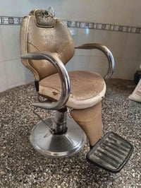 كرسي حلاقه للبيع بس الجك عاطل السعر 50بي مجال الرقم 07730550001