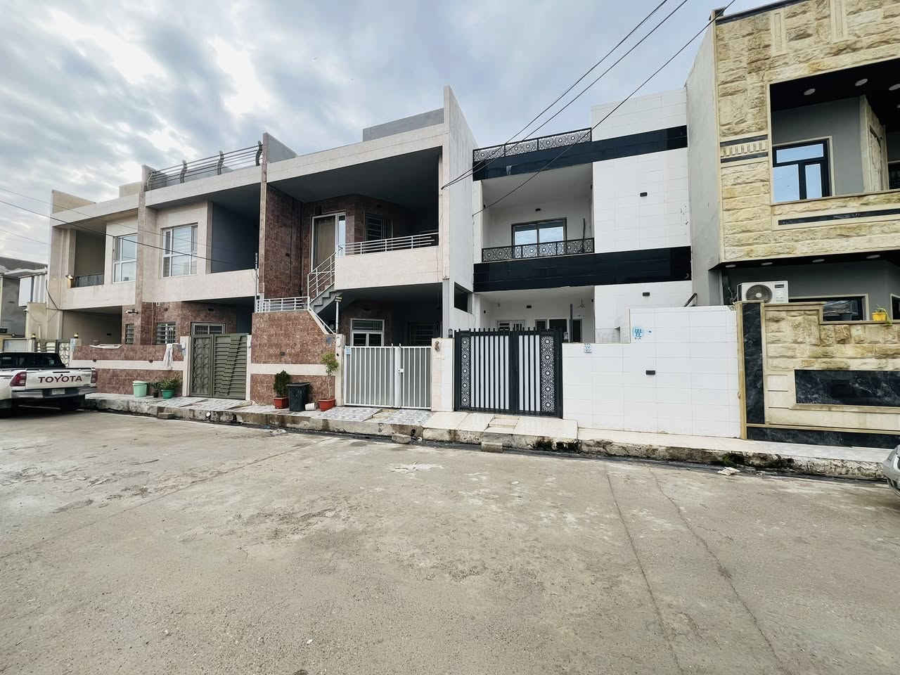 …………. للبيع ……..…….

دار في حي الملايين الاولئ / قرب جامع الحسنين 

المساحة البيت 100م     واجهه 6.25

طابق الاول غرفه نوم هول وصاله استقبال ومطبخ وصحيات 

طابق الثاني ثلاث غرف نوم وصحيات 

صنف العقار بستان ملك صرف

شارع بعرض 10م

السعر علق بكلمة تم ويوصلك على الخاص 

للاستفسار اكثر مراجعه مكتب ركن الملايين للعقار 

الكائن مقابل جامع الصواف او الاتصال على الارقام التاليه

*********** واتساب
***********
