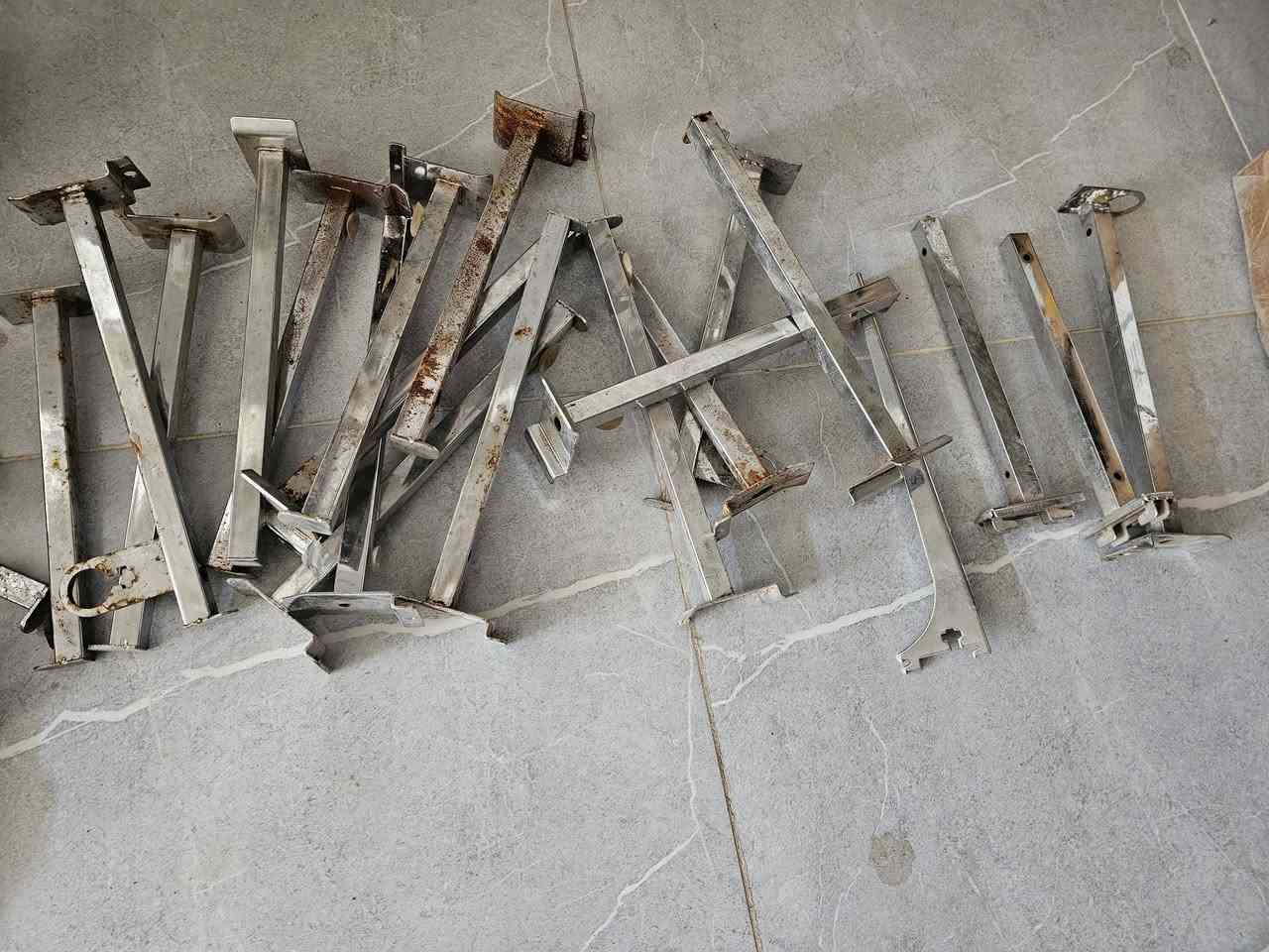 موجود هذني القطع للبيع اللي يفيدوه حمالات رفوف وبوري قاعدة للرفوف عدد ٤ 
والحمالات تقريبا ٦٠ او ٧٠ قطعة 
اللي يخدموه يتفضل خاص
او يتصل ***********
المكان النجف الاشرف
