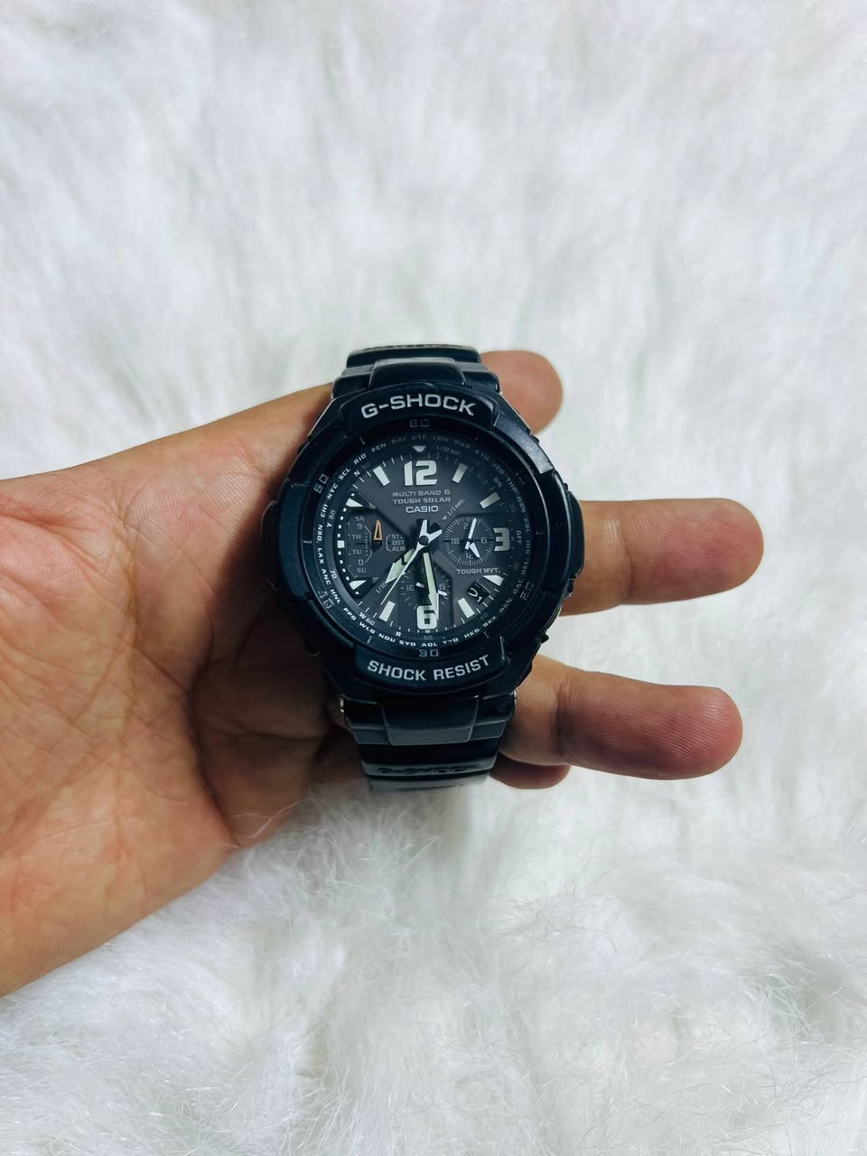 السلام عليكم 
ساعه كاسيو  Casio G-Shock نضافتها فول 
السعر 100 ألف
قطر الساعه 50 
نظام الطاقة: تعمل بالطاقة الشمسية (Tough Solar)، مما يلغي الحاجة لتغيير البطارية بشكل متكرر.
ضبط الوقت: تدعم خاصية Multi-Band 6 لضبط الوقت تلقائياً عبر موجات الراديو في مناطق معينة حول العالم.
المتانة: مقاومة للصدمات (Shock Resist) ومقاومة للماء حتى عمق 200 متر.
العرض: عرض تماثلي (عقارب) بالكامل مع ميناء أسود وأرقام عربية كبيرة عند الساعات 12 و3 و6 لتسهيل القراءة.
الوظائف الإضافية: تشمل التوقيت العالمي، وتقويم تلقائي، وساعة إيقاف، ومنبه. 
تعتبر هذه الساعة من الموديلات النادرة نسبياً في بعض الأسواق، وتتميز بهيكل وسوار من الراتنج الأسود المتين. 
يوجد توصيل


**إذا كنت صاحب هذا الإعلان وتريد حذفه لأي سبب، رجاءا أرسل رسالة إلى الدعم الفني**