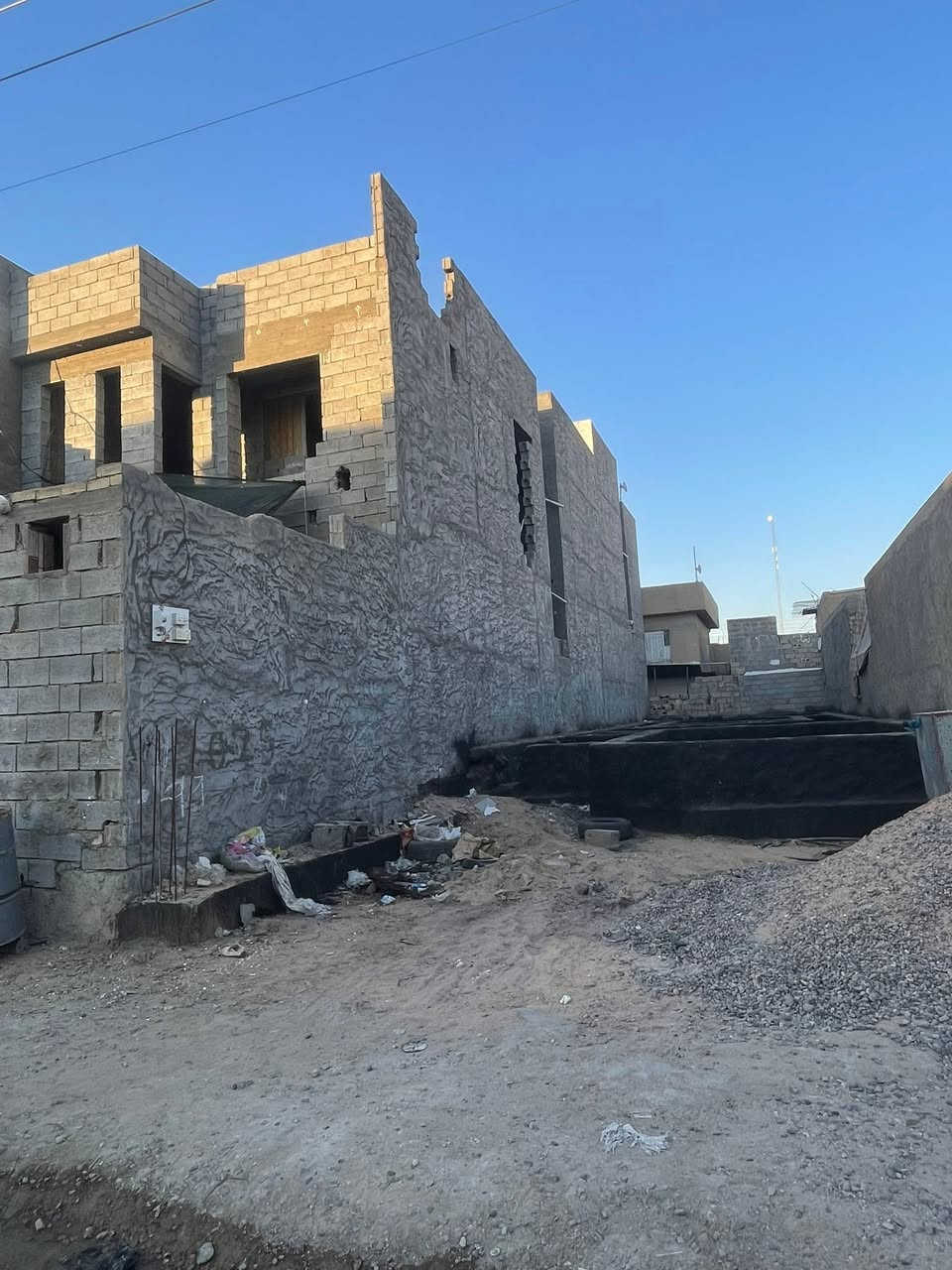 دار معروض البيع  مساحه 200م
طابقين ملحق  مخزن معا البيتونه 

 مكان رمادي الملعب قرب شارع 60 
    سعر 180 او قابل التفاوض الستفسار 
علا تصال عله هاذه رقم *********** يوجد عليه واتساب
