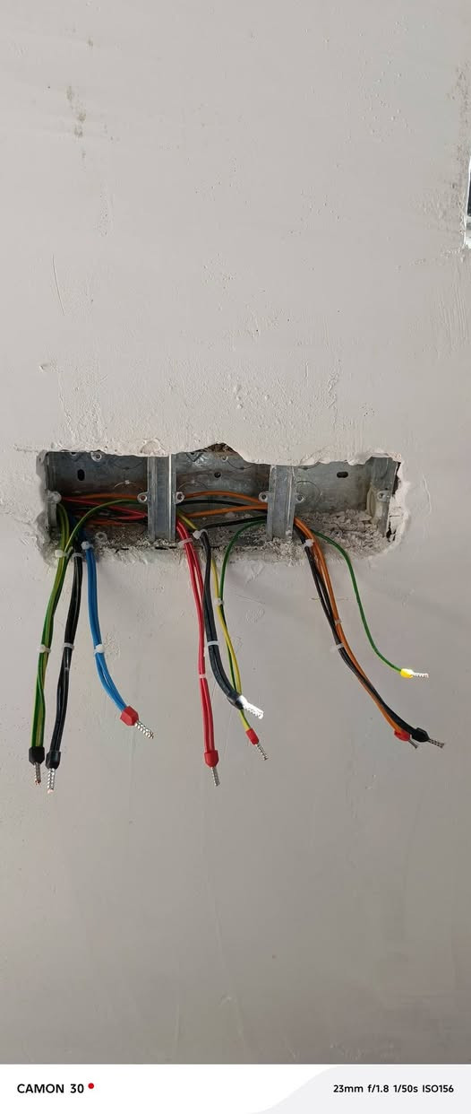 سلام عليكم كادر كهربائين متفرغين للعمل وملتزمين ***********
