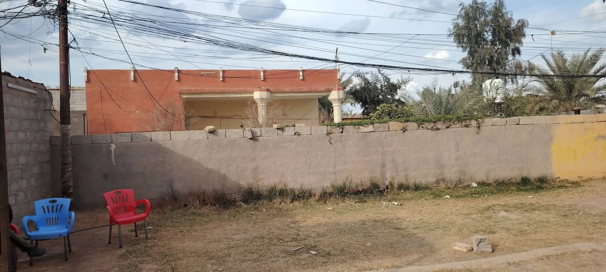 السلام عليكم بيوت عدد اثنين
مع مشتمل للبيع في حي رشيد قريب علئ مستشفئ الامام علي (ع) 
المساحه الكليه 1400 متر كافة الخدمات متوفره 
اساله كهرباء مولد تبليط مدرسه قريبه
موقعه تجاري يصلح محلات مع محطه ماء  مع مساحه فارغه غرف عدد اثنين 5_4 مضيف 8_4 مطبخ كله سراميك وسقف ثانوي 4_4 هول 10_4 البيت الثاني نفس الغرف بس مابي مضيف مطبخ خارجي مجمع صحيات وحمام خارجي الاستفسار على هاي الارقام      ***********  ***********
