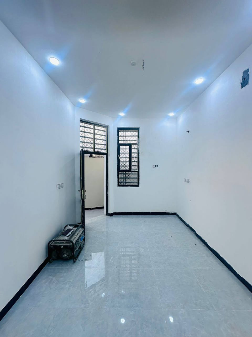 🏠بيت للبيع طابقين 
🏚️ديوانية / حي الامين مدخل (شارع التنانير)🏠
مجاور  مدرسة الصادق الامين 

ملاحضة / يوجد في التعليقات فيديو كامل يوضح  محتويات البيت بالكامل 

✅كونكريت مسلح 
 
❇️زراعي سند ٢٥ [مرقم جاهز للتطويب]

✅المساحة : 100متر 
❇️الواجهة ٦.٥ متر
❇️النزال : ١٥.٥٠ متر 

♻️محتويات الدار 

🏚️الطابق الاول 

 🔆 غرفة نوم
🔅استقبال 
🔅صالة 
🔅مطبخ 
🔅حمام
🔅صحيات داخلية وخارجية 

🏚️الطابق الثاني 
 

🔆 غرفة نوم
🔅صالة 
🔅مطبخ 
🔅حمام
🔅صحيات داخلية غربية

ملاحضات ع البيت 

✅كونكريت مسلح و صب مركزي c 350 
✅ كهرباء بوري البيت بالكامل/ وايرات الفنار السعودي 
✅تأسيس ماء وكهرباء انابيب سمارت المصري الاصلي
✅شبكة تقطير سبالت للبيت بالكامل 
✅شبكة كاميرات للبيت بالكامل اربع جهات 

✅خدمات كاملة ( تبليط ، مجاري ، ماء ، كهرباء ، ارصفة مقرنصة بالباب +مدارس) كما موضح بالصور 

⚜️ للاستفسار مراجعة مكتب علاء صاحب دوحان
حولي الجامعة/ قرب مركز حي الجامعة

او الاتصال واتساب او عن على الارقام التالية 
*********** واتساب مراجعه مكتب 🏢 العاصمة للعقارات والمقاولات العامه ***********
