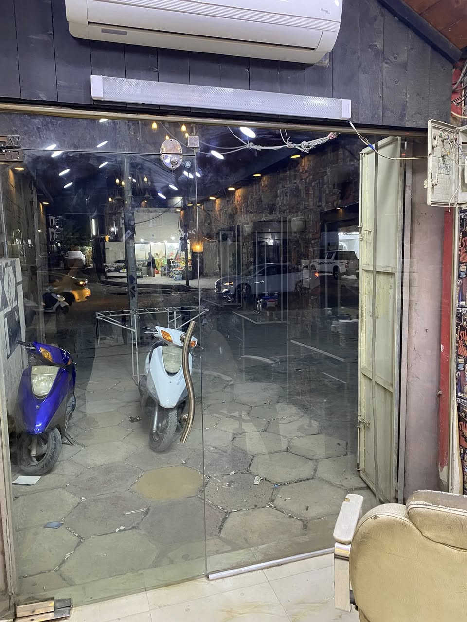 سلام عليكم  جام خانه للبيع الارتفاع 230 العرض 260 … المكان الامين الثانية شارع الارامل 
للاستفسار *********** وائل الحلاق
