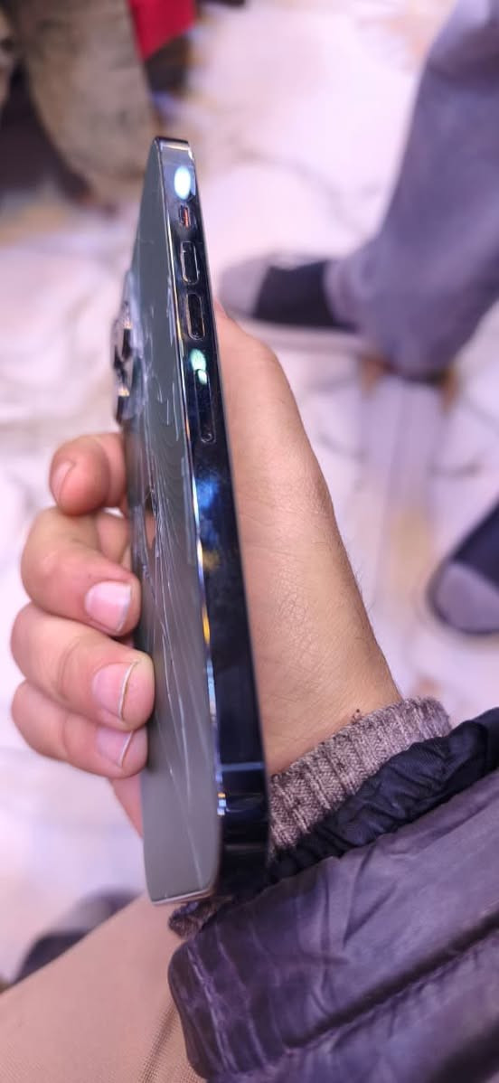 � للبيع آيفون 13 برو ماكس
🔹 السعة: (256)
🔹 اللون: (زيتوني)

🔧 الحالة:
مستعمل
 • الشاشة وكالة (مبدلة)
 • البطارية وكالة
 • الظهر مكسور

✅ الجهاز شغال 100% بدون أي مشاكل
📸 الصور حقيقية وتوضح الحالة بالكامل

✨ المواصفات:

 • شاشة Super Retina XDR
 • كاميرات قوية
 • أداء عالي وسريع
 • مناسب للاستخدام اليومي

💰 السعر: (400)
📍 الموقع: (ديالى /بعقوبه)
📞 للتواصل: (***********)
بي مجال للشراي
موجود توصيل للجميع المحافضات
