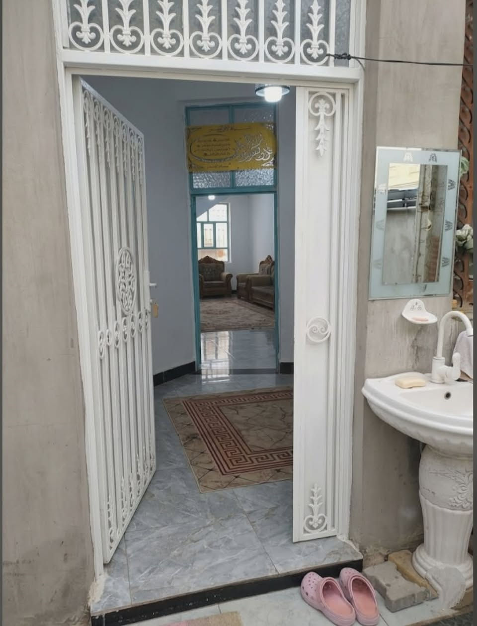 بيت + مشتمل مساحة ٢٥٠ 

العنوان خلف الملعب. خلف شارع ياسين 
البيت يتكون من 4 غرف .. اثنين جوة و اثنين فوك .. وهول ومطبخ وبراني وصحيات ..
المشتمل يتكون من غرفة وهول ومطبخ وغرفة هيكل فوك ..وصحيات ..
***********
