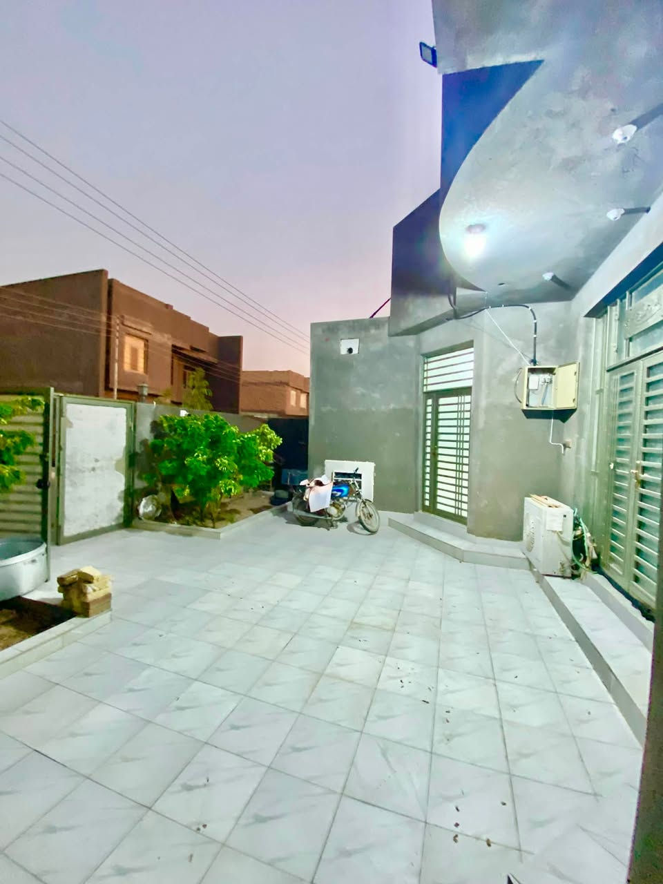 #إعلان_رقم (261)

دار للبيع منطقة الحشد قرب مجمع البيرق ال 36
━━━━━━━━━━━━━━━

🏠 #مواصفات الدار :

◾ المساحة : _ 240 _ متر _ طابق و نصف 

◾ الدور الأرضي يحتوي على _ غرفتين + صالة + استقبال + مطبخ + مجمع صحي داخلي و خارجي 

◾ الدور الاول يحتوي  على غرفة واحدة 
 

◾ موقع هادئ ومناسب للسكن العائلي

━━━━━━━━━━━━━━━
السعر _ 200 _ مليون 
━━━━━━━━━━━━━━━

📞 #للحجز والاستفسار:
مراسلة الصفحة أو الاتصال مباشرة 👇

╭──────────────╮
📞 ***********
👤 سيد ولاء
╰──────────────╯

╭──────────────╮
📞 ***********
👤 أبو حسين
╰──────────────╯

📍 #العراق | السماوة
حي العسكري — قرب جامع الإمام علي (ع)

━━━━━━━━━━━━━━━
🏢 #الخارطة_للاستثمار_العقاري
🔑 بيع • شراء • استثمار • خدمات عقارية
━━━━━━━━━━━━━━━
