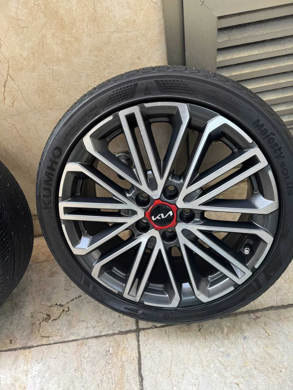 السلام عليكم 
تخم ويل فورتي GT  مع تخم تاير
قياس 18 المرغوب 
تايرين مشلن وتايرين كمهو 
للاتصال ***********
