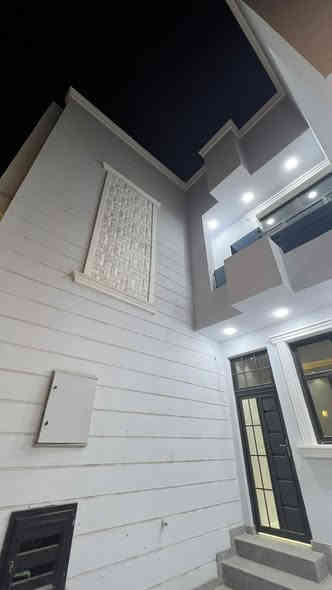 دار سكن للبيع
طابو صرف ديوانية حي الجامعة
بناء حديث طابقين مسلح
بعده مامسكون 2025
موقع مميز جدآ 
قرب مدرسة آيسن
 يقع على شارع بعرض 15 متر 
منطقة خدمات كامله
مواصفات الدار
يحتوي على.... 
غرف النوم عدد 4 __ صالة عدد 2 
أستقبال __مطبخ __ مجمع صحي عدد 3
گراج سيارة
                        مراجعة
مكتب العتابي للعقار  ديوانية الجزائر مقابل فندق برج الامراء للاستفسار
*********** مهدي العتابي 
*********** حيدر الفتلاوي
***********
