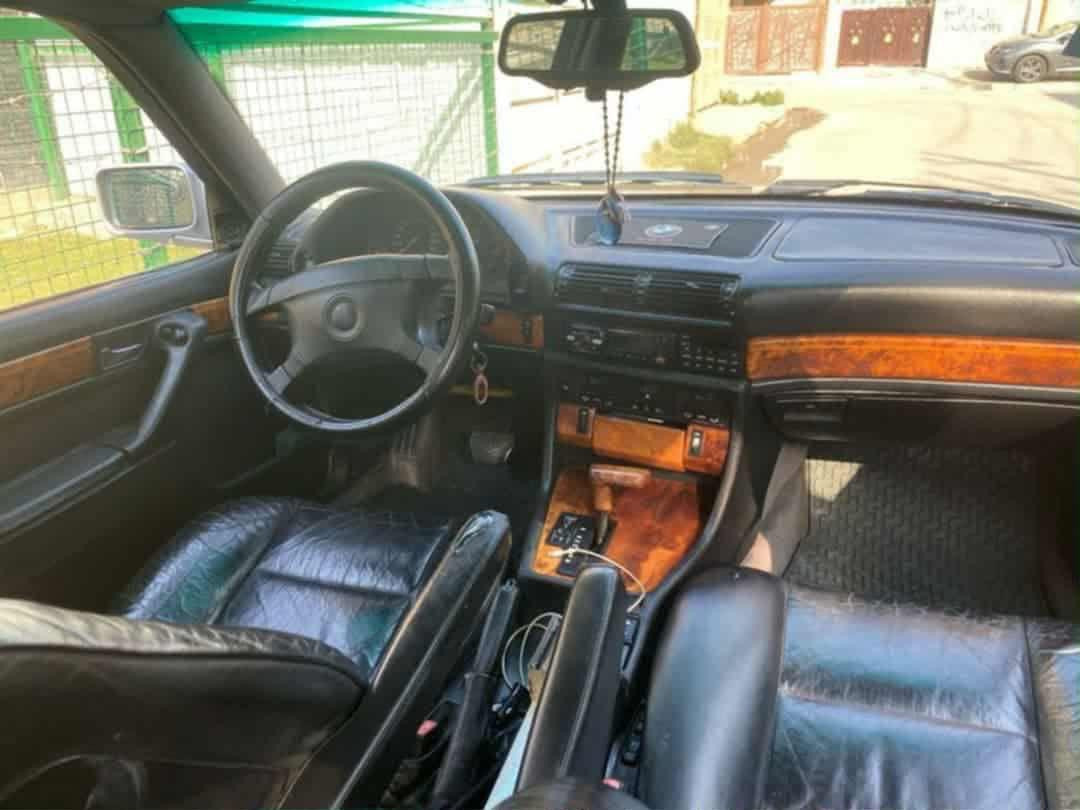 بي ام 735 موديل 1993 رقم بغداد جديد السيارة فول بردات صندوك شفط و حساسات امامي خلفي بس ما تشتغل تبريد ثلج سلايت و بعد بيها  السيارة جديدة و ما ناقصها كلشي السعر 75و بيها مجال بسيط للاستفسار اتصال على هاذا الرقم ***********
