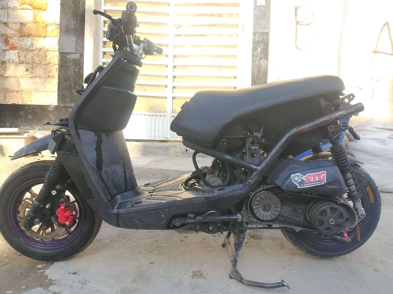 سلام عليكم 
سكنس جبلي 
مكينه 58/5
دراجه بيها زوج ويل مشيف 
وستيرن فكتوريا
وسلف رياضي اسلي 
وفراك
وقطره اكسل 
وزوج يدات اصليات 
وفلنجه انسي واي 
وتعلاكه اصليه
وزوج كلجات 
نوزل 8HKR
تكره بكل وكت
نواقص خفيه فقط صفاح 
650بيها مجال قليل كلش او مراوس 
***********بغداد حي اور🎌
