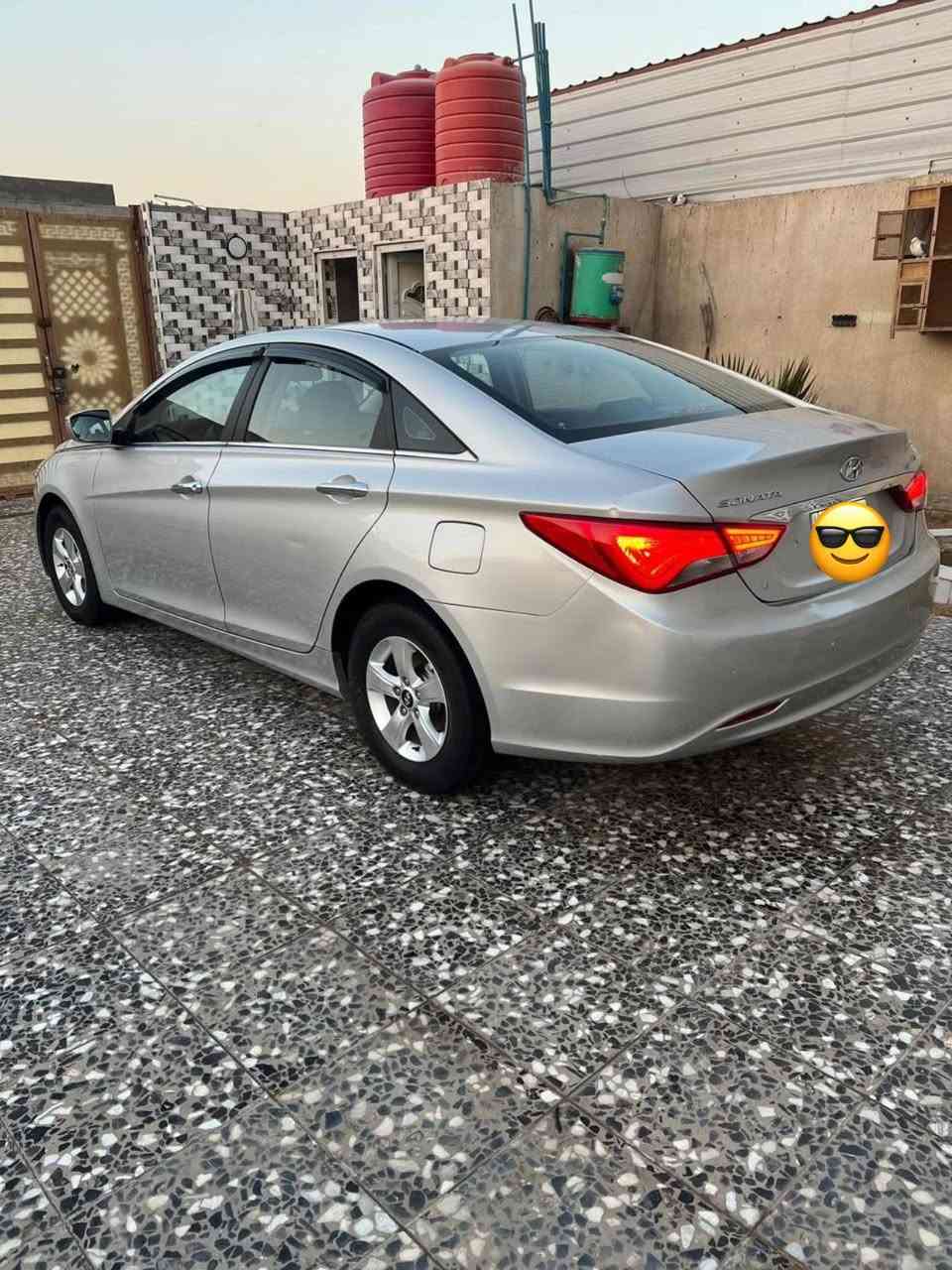 سلام عليكم ورحمة الله وبركاته 
سوناتا مديل 2013 وارد كوري كفاله ما عدة القمارة لان چان بيهه فانوص تكسي قبل وملغي ومسوين القمارة درجة اولى يعني مصبوغة مكينة 2000 دوش السيارة جديدة بمعنى الكلمة عليهه اظافات شاشة كبيرة وكاميرا خلفية لايت زنون اصلي دوشمة كامله من الداخل تخم تاير جديد السيارة رقم وسنويه جديد قبل اسبوع كملتهه السيارة جاهزة وكاملة 
العنوان البصرة/ التحسينية/ التلفون ***********
السعر (( 117 وبيهه مجال ))
