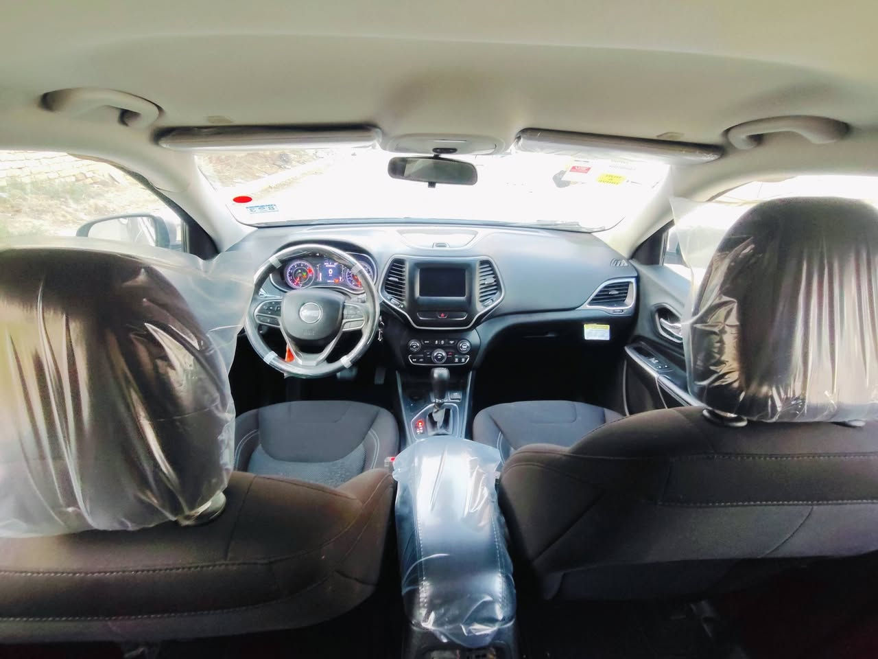 السلام عليكم جيب بزون موديل 2019وارد امريكي حادثه حافه البنيد فقط بدون ضرر داخلي شرط الفحص وصور الحادث ورقم الشاصي  وكتاب الفحص.بل منشور محرك  2400مامفتوحه عل بلااد رقم ذي قار تحويل مباشر هزه وسنويه جددلل2028 سياره جاهزه تبريد ثلج تخم تاير حداديه خلفي امامي 100ب100مواصفات نص فول معروفه  مكان السياره ناصريه حي التضحيه السعر 137وبيه مجال تفاصيل اكثر اتصل ***********
