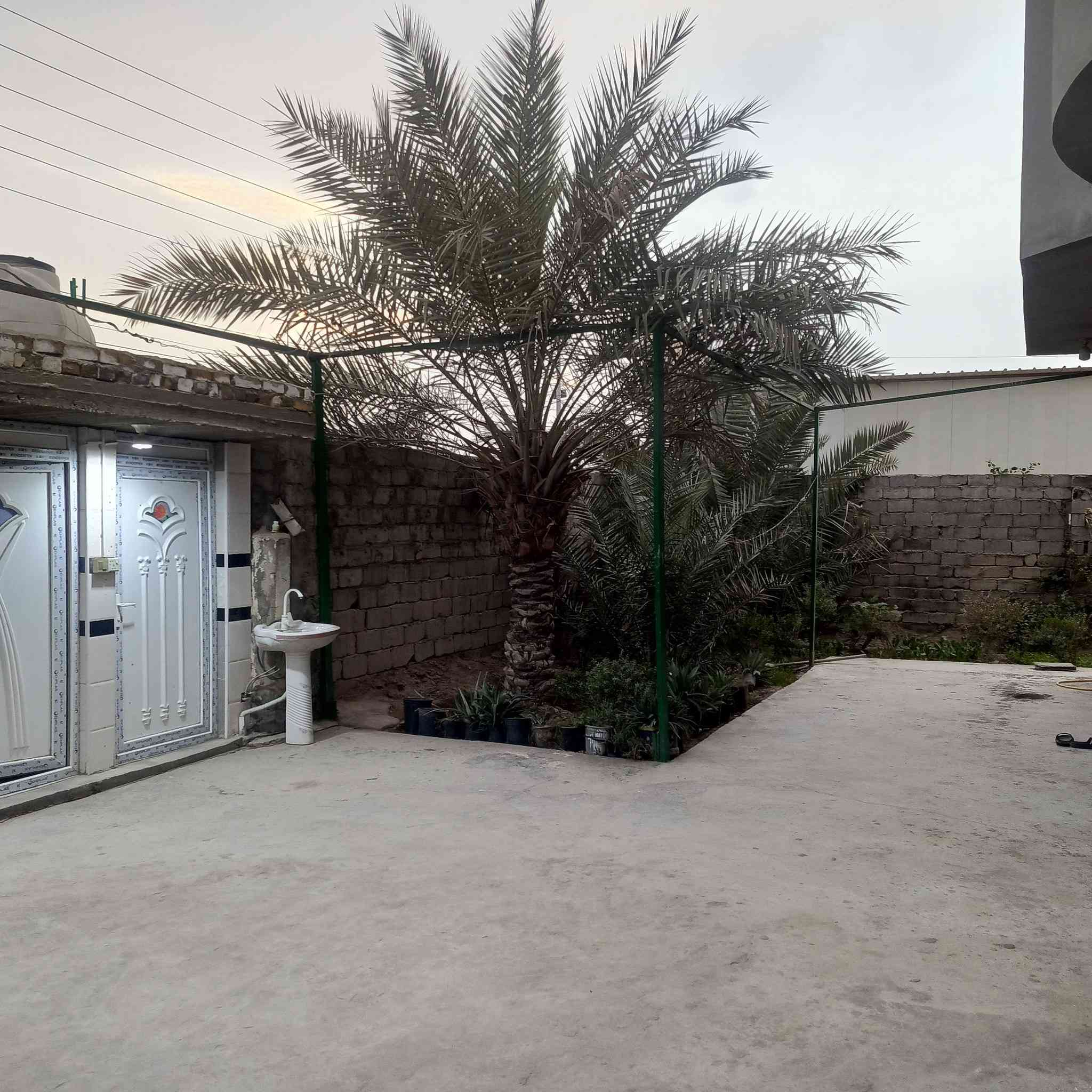 السلام  عليكم 
بيت للبيع موقع  تجاري على شارع العام طريق حلة ديوانية منطقة الغليس مساحة البيت الكلية 500متر مساحة البناء 200متر بناء سنة 2024يعني بناء جديد طابقين يحتوي على غرفتين نوم واستقبال وكليدور  ومطبخ حار بارد  ومجمع  صحيات +كراج وحديقه  ونفس البناء  في الطابق الثاني البيت طابو زراعي سند 25 باسمي  للاستفسار الاتصال على الرقم ‏‪***********‬‏
