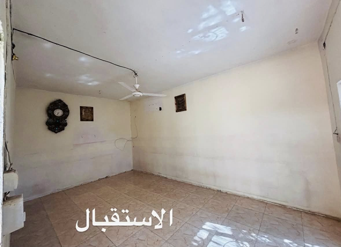 بيت للبيع او للايجار في منطقة قرية صخر المساحة 400 م يتكون من استقبال + غرف عدد 2+مطبخ + صاله + صحيات خارجية + كراج 
للاتصال ***********
